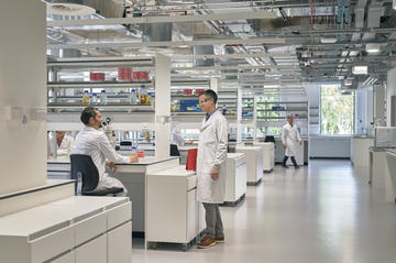 inside a state of the art research lab at the life and mind building c nbbj ty cole